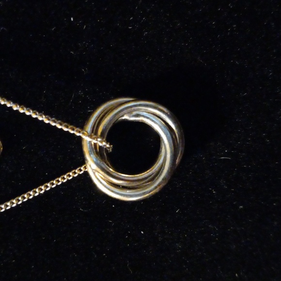 3 interlocking rings, Live, Laugh, Love on an 18 inch box chain - Picture 2 of 4